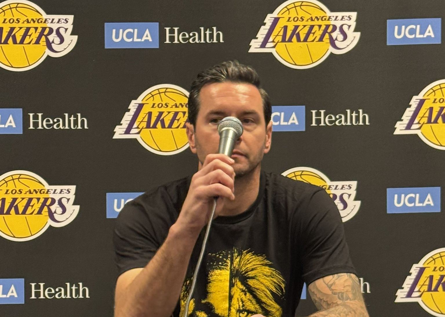 Redick erklärt, wie er das individuelle Ayton-T-Shirt trägt: Wir erwarten, dass er die Rolle eines Löwen spielt