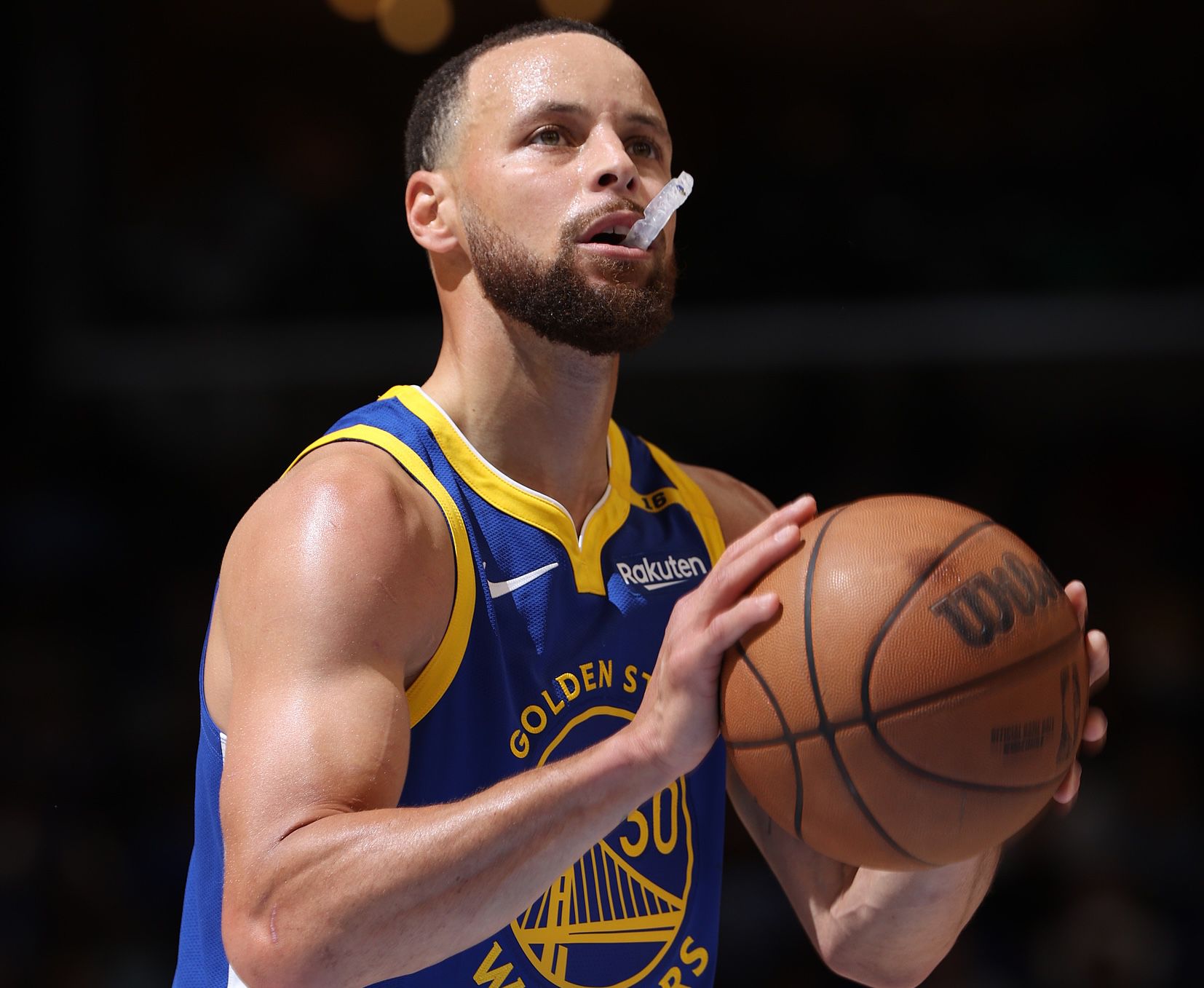 Bleiben Sie stark im Alter! Curry war der älteste Point Guard in der NBA-Geschichte, der in zwei aufeinanderfolgenden Spielen 45 Punkte erzielte.