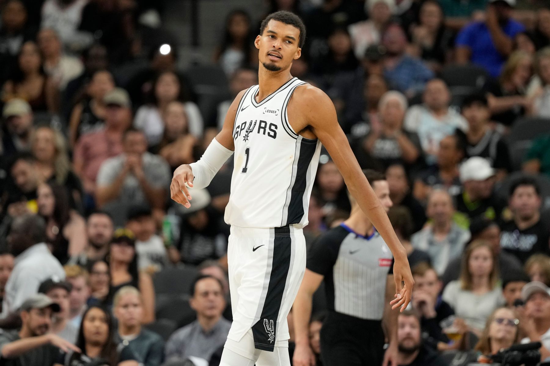 Tut mir leid, dass ich es abgeschnitten habe! Wenban Yamas konstante Leistung trug zu 26 Punkten, 12 Rebounds und 3 Blocks bei.
