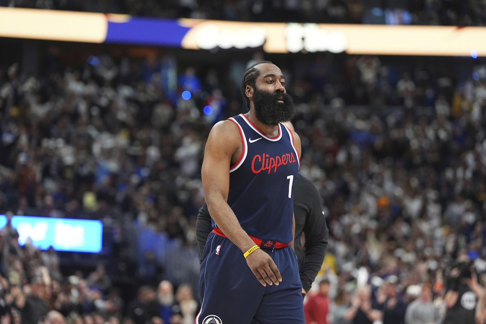 Das erste Viertel dauerte 12 Minuten! Harden erzielte 10 Punkte, 3 Rebounds und 4 Assists bei 3 von 6 Schüssen.